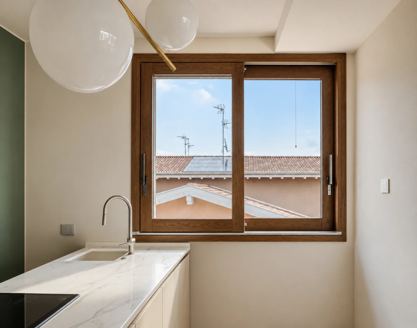 ambiente-elegante-con-un-infisso-in-rovere-tinto