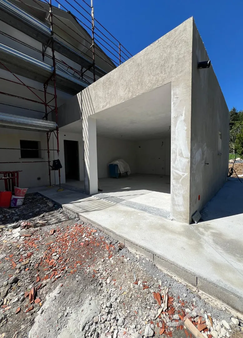 casa-in-costruzione-con-grande-apertura-per-la-porta-garage