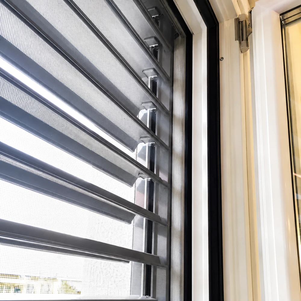 frangisole-di-design-con-lamelle-orientabili-como
