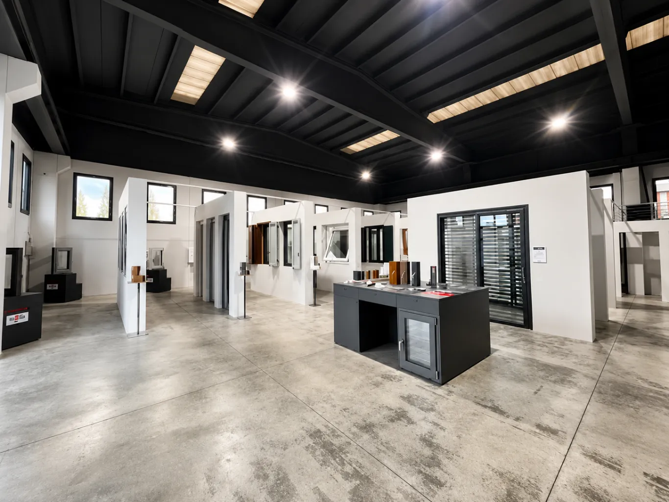 spazio-espositivo-moderno-illuminato